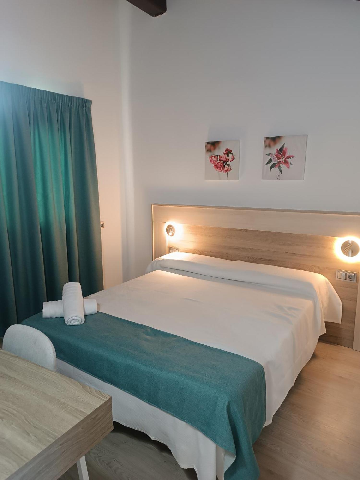 Apartamentos Turisticos Avila Puerta De La Santa 2-1 Exteriör bild